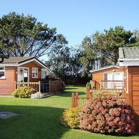 Chalets & Lodges At Atlantic Bays Holiday Park Padstow Extérieur photo