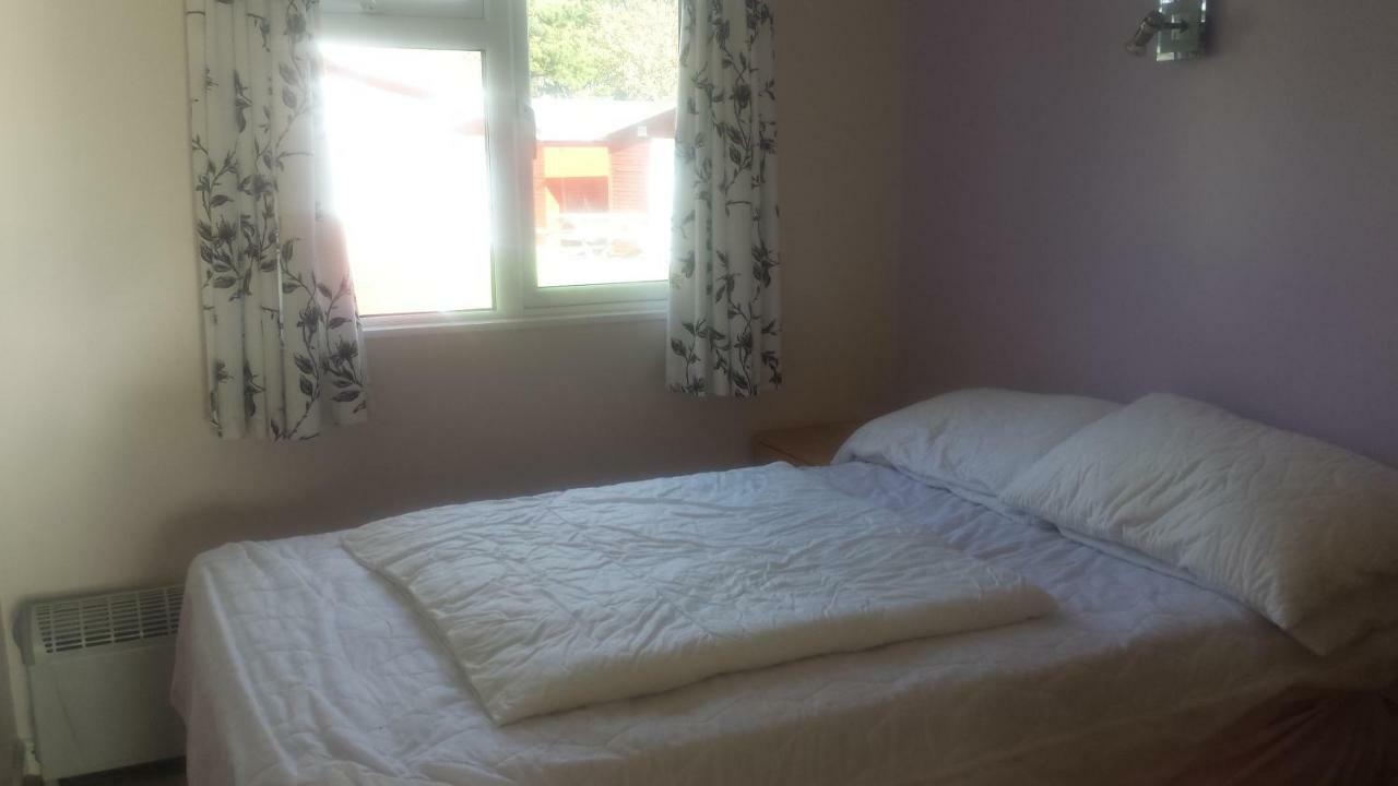 Chalets & Lodges At Atlantic Bays Holiday Park Padstow Extérieur photo
